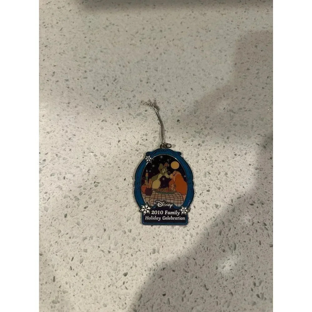Disney Lady and the‎ Tramp Ornament Metal Cast Member Family Holiday 2010 b123